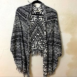 Anthropologie Moth black/white shawl/cape sz S/P
